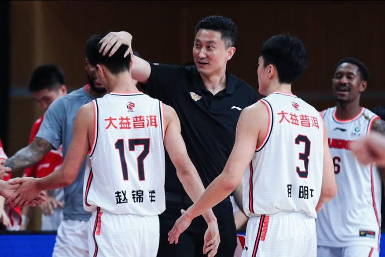 下半场，余嘉豪上来连砍7分帮助浙江一波9-0再次拉开20分以上领先，北京进攻端并没有太好的办法，吴前里突外投助队拉开27分领先，末节陆文博接连三分命中，浙江一波10-0进攻波直接拉开30分以上分差，北京无心恋战，最终浙江116-79大胜北京。
